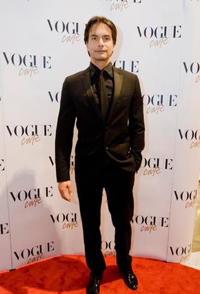 أسطورة كرة القدم ديديه دروغبا يشارك في إفتتاح Vogue Cafe في دبي مول